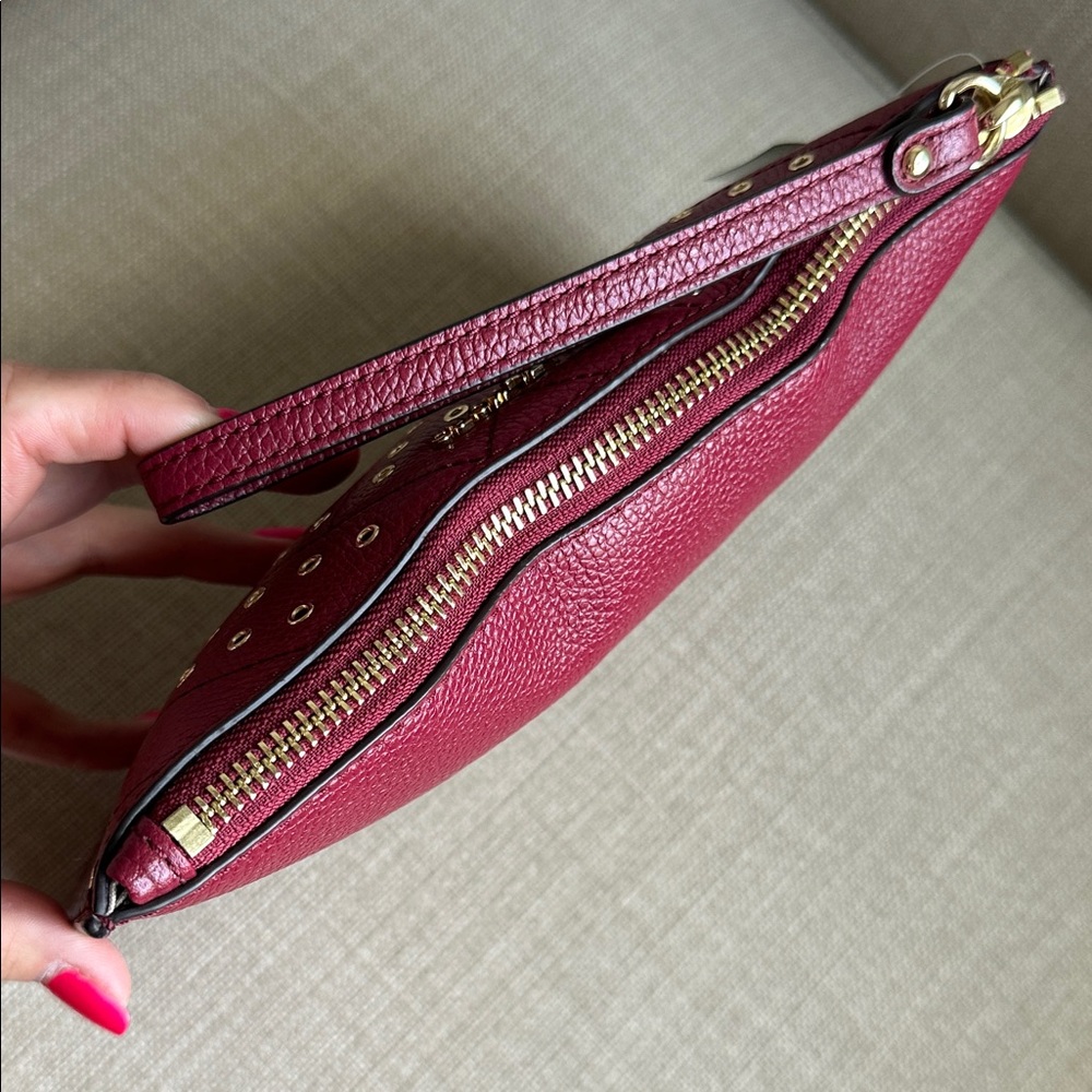 🚩NWOT🚩 Beautiful Michael Kors Burgundy Pebble Leather Studded Wristlet - Picture 4 of 13
